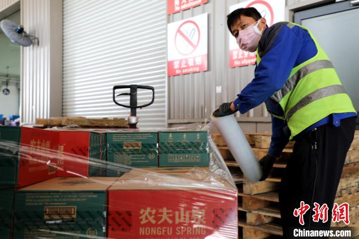 台资企业山东统超物流公司工人正在打包作业。(资料图) 杨飞 摄