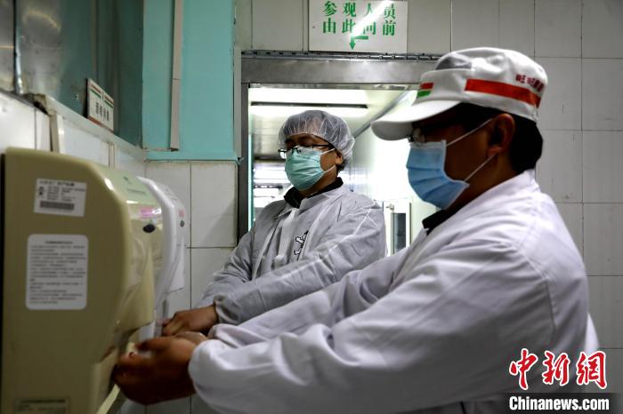 旺旺集团山东总厂工人进行上岗前消杀。(资料图) 杨飞 摄