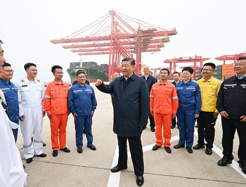 5月22日至24日,中共中央总书记、国家主席、中央军委主席习近平在山东考察。这是22日下午,习近平在日照港亲切慰问港口科技工作者、运营人员、航运人员。