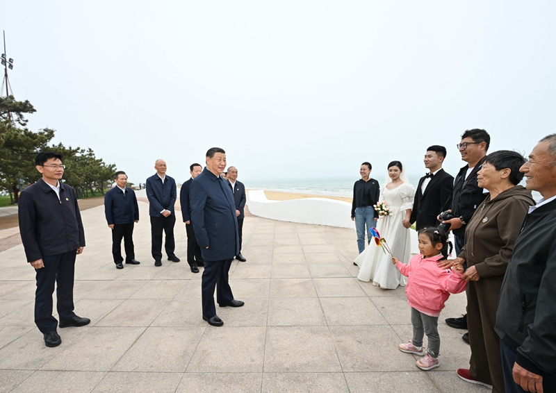 5月22日至24日,中共中央总书记、国家主席、中央军委主席习近平在山东考察。这是22日下午,习近平在日照市阳光海岸绿道同市民亲切交流。