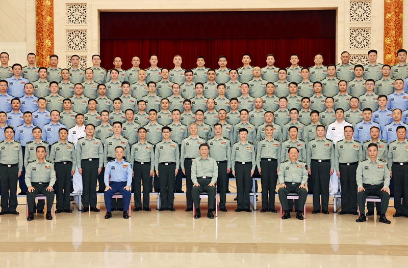 5月22日至24日,中共中央总书记、国家主席、中央军委主席习近平在山东考察。这是23日上午,习近平在济南亲切接见驻济南部队上校以上领导干部,代表党中央和中央军委向驻济南部队全体官兵致以诚挚问候。