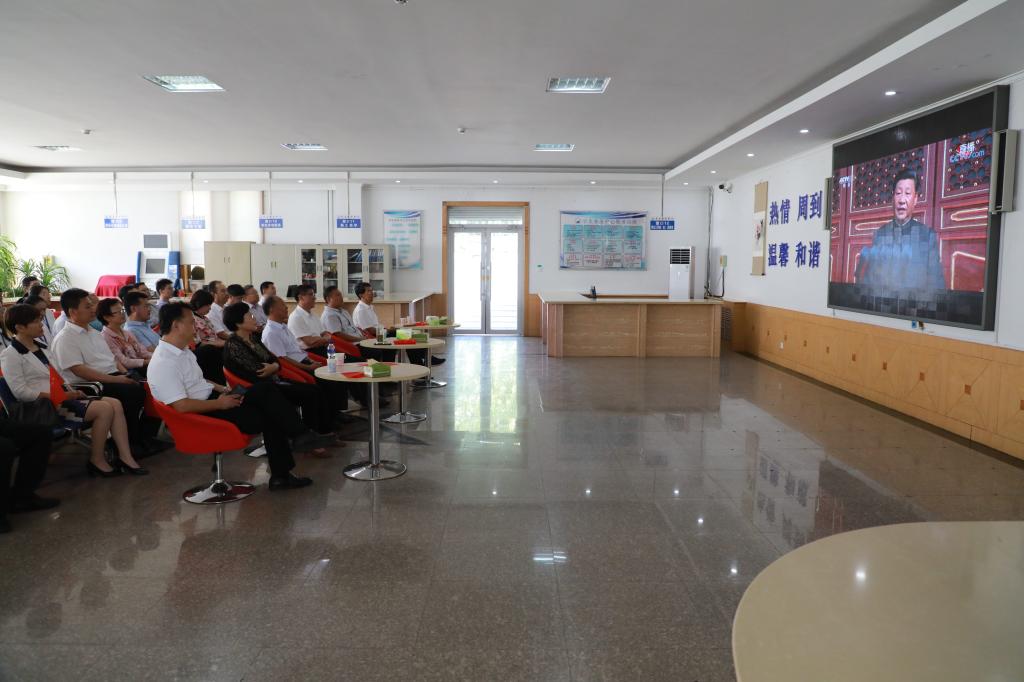 校党委理论学习中心组集体收看中华人民共和国成立70周年大会和阅兵式。